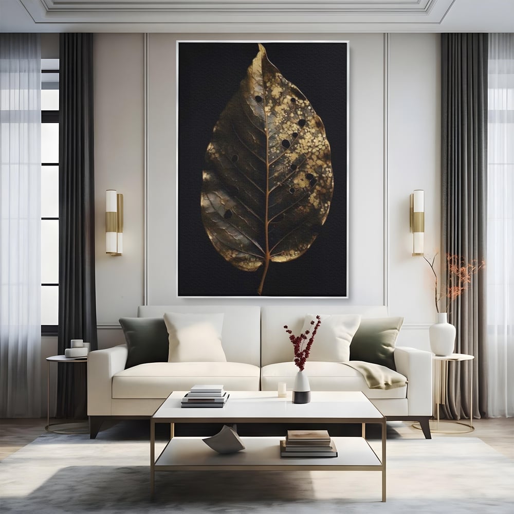 Tablou canvas cu tablou canvas cu frunza uscata, in rama de aluminiu argintiu, pe perete intr-un living