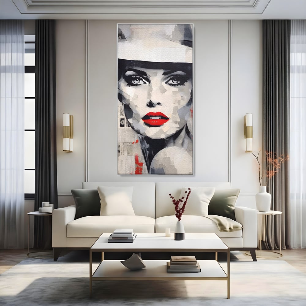 Tablou canvas cu tablou portret femeie cu buze rosii, in rama de aluminiu argintiu, pe perete intr-un living