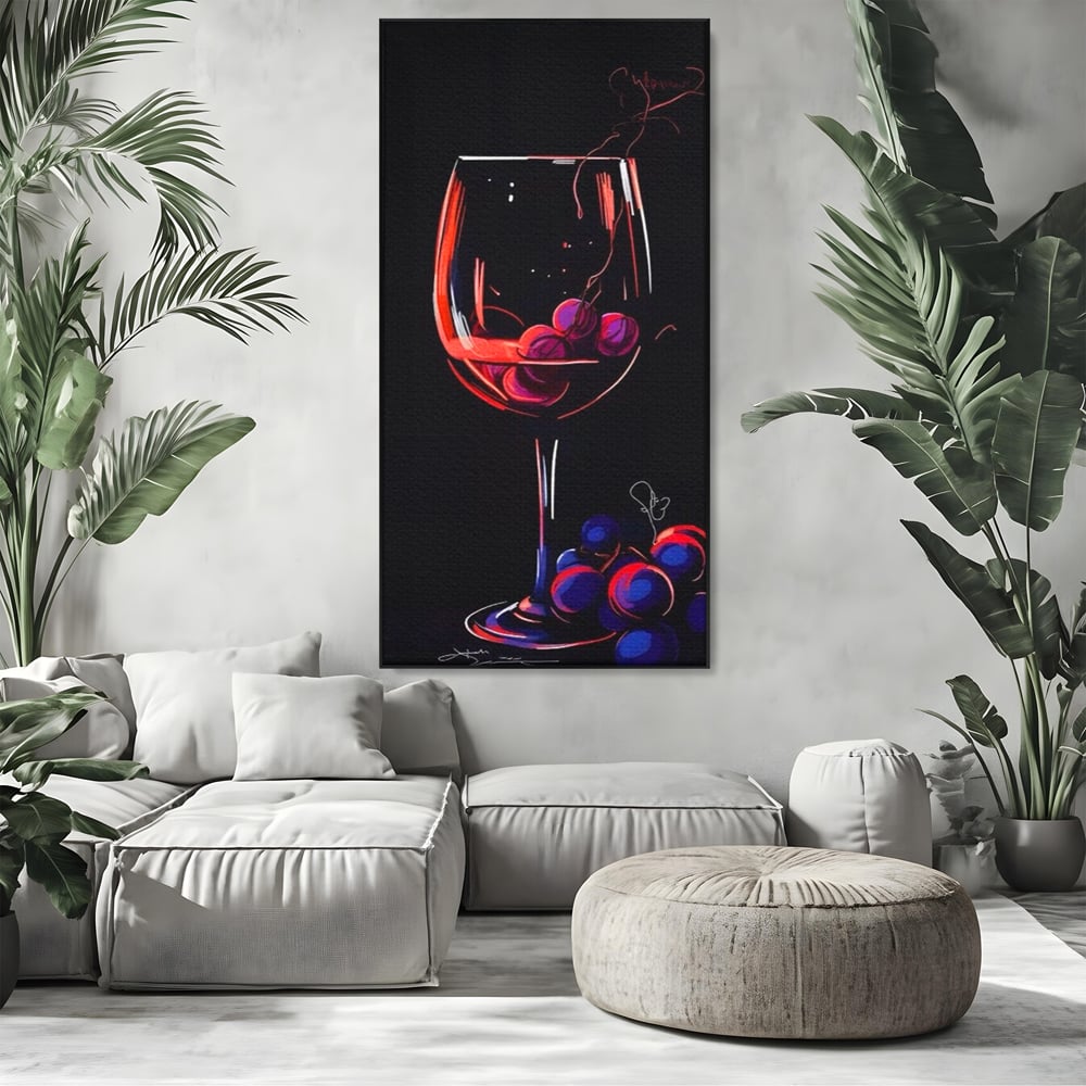Tablou canvas cu tablou canvas cu pahar de vin si struguri, in rama de aluminiu negru, pe perete intr-un living