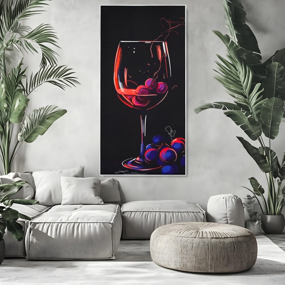 Tablou canvas cu tablou canvas cu pahar de vin si struguri, in rama de aluminiu argintiu, pe perete intr-un living