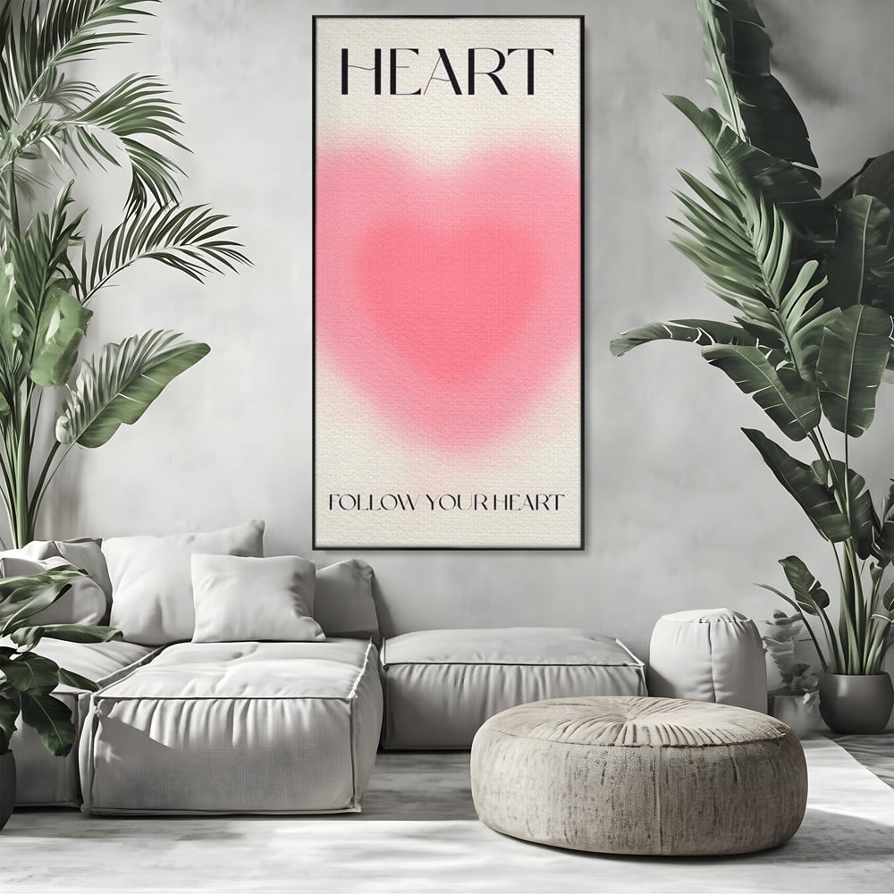 Tablou canvas cu tablou canvas cu inima roz, in rama de aluminiu negru, pe perete intr-un living