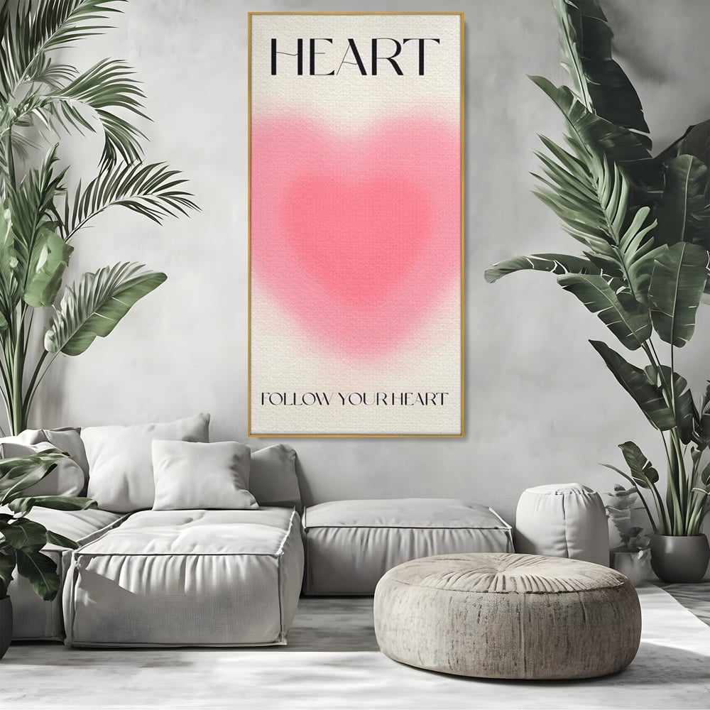 Tablou canvas cu tablou canvas cu inima roz, in rama de aluminiu auriu, pe perete intr-un living