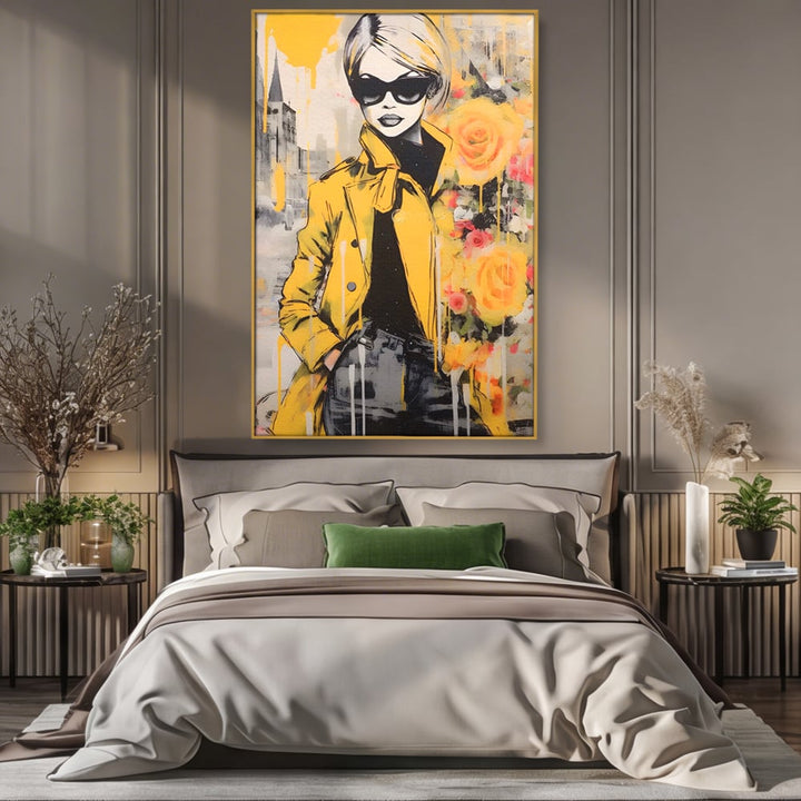 Tablou canvas cu tablou canvas cu femeie in jacheta galbena, in rama de aluminiu auriu, pe perete intr-un dormitor