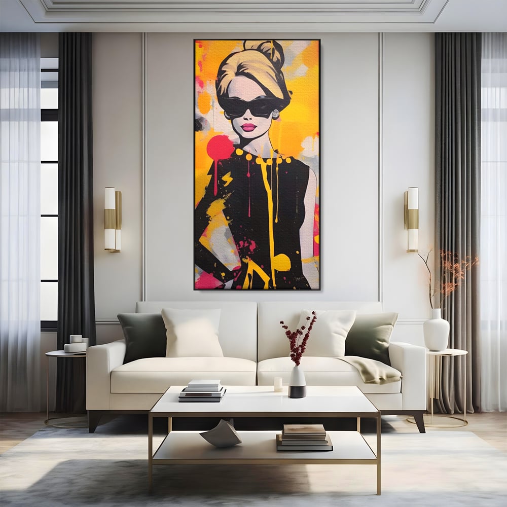 Tablou canvas cu tablou canvas cu femeie in stil pop art, in rama de aluminiu negru, pe perete intr-un living