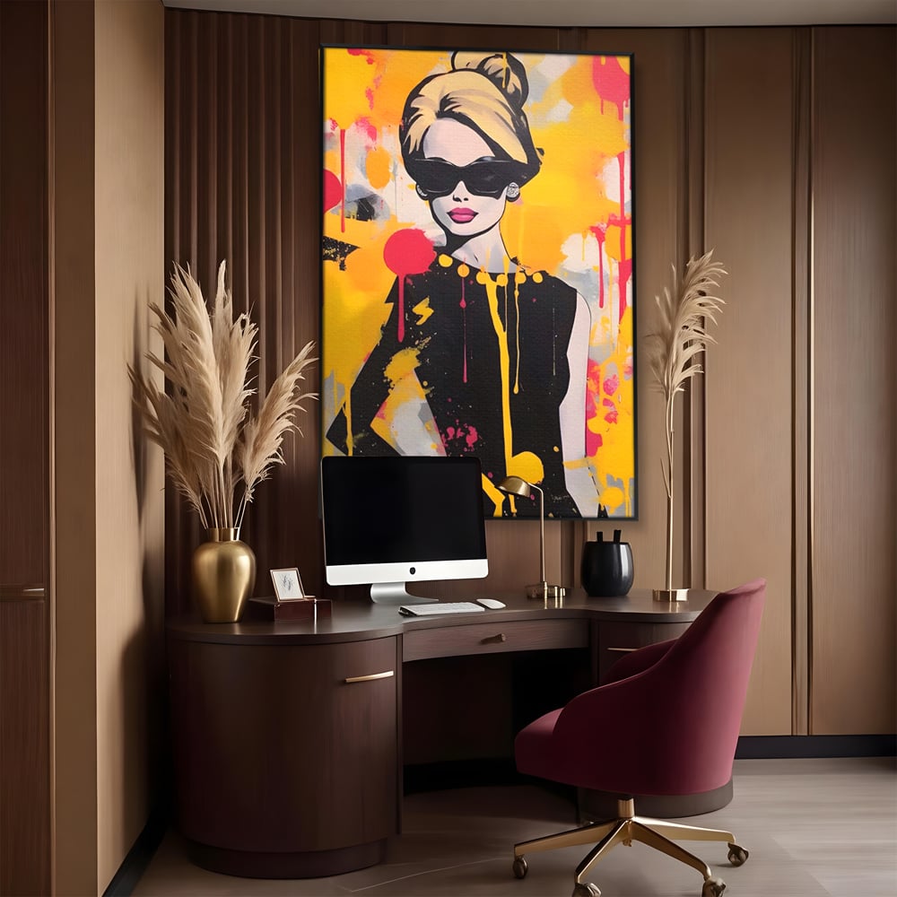 Tablou canvas cu tablou canvas cu femeie in stil pop art, in rama de aluminiu negru, pe perete intr-un birou
