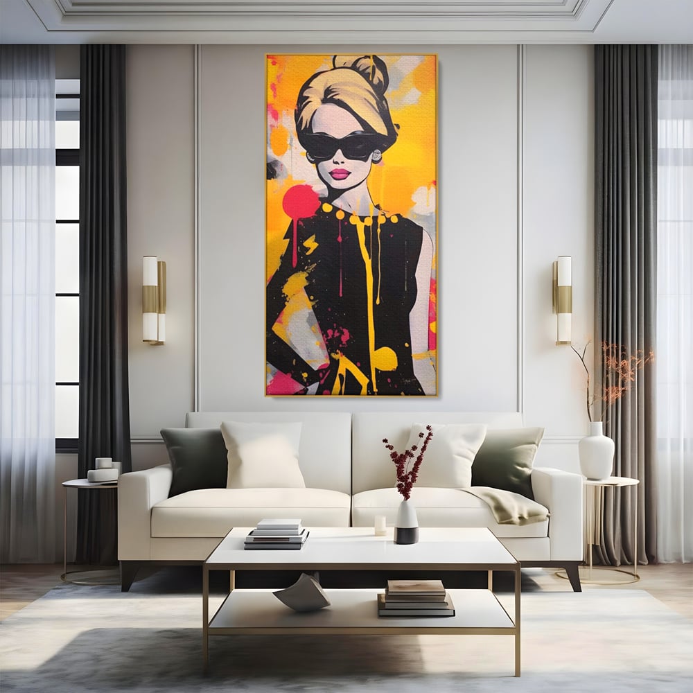 Tablou canvas cu tablou canvas cu femeie in stil pop art, in rama de aluminiu auriu, pe perete intr-un living