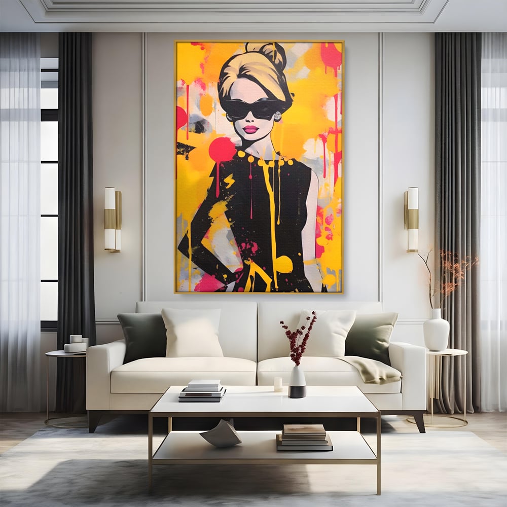 Tablou canvas cu tablou canvas cu femeie in stil pop art, in rama de aluminiu auriu, pe perete intr-un living