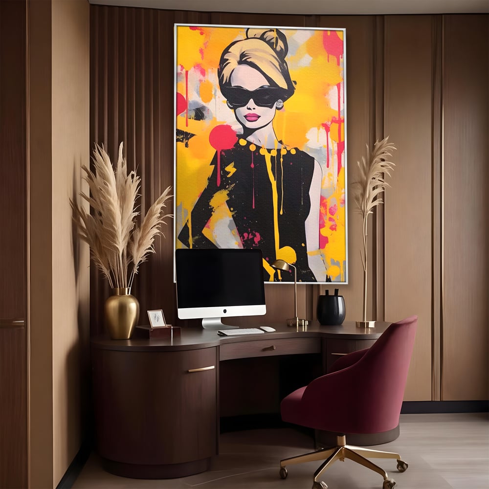 Tablou canvas cu tablou canvas cu femeie in stil pop art, in rama de aluminiu argintiu, pe perete intr-un birou