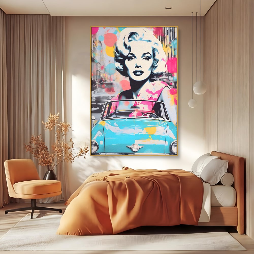 Tablou canvas cu tablou canvas cu marilyn monroe si masina, in rama de aluminiu auriu, pe perete intr-un dormitor