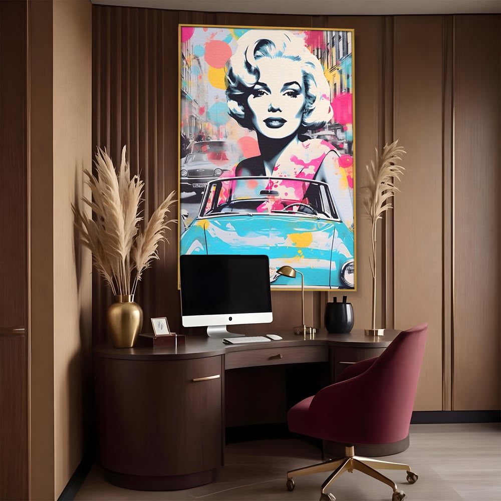 Tablou canvas cu tablou canvas cu marilyn monroe si masina, in rama de aluminiu auriu, pe perete intr-un birou