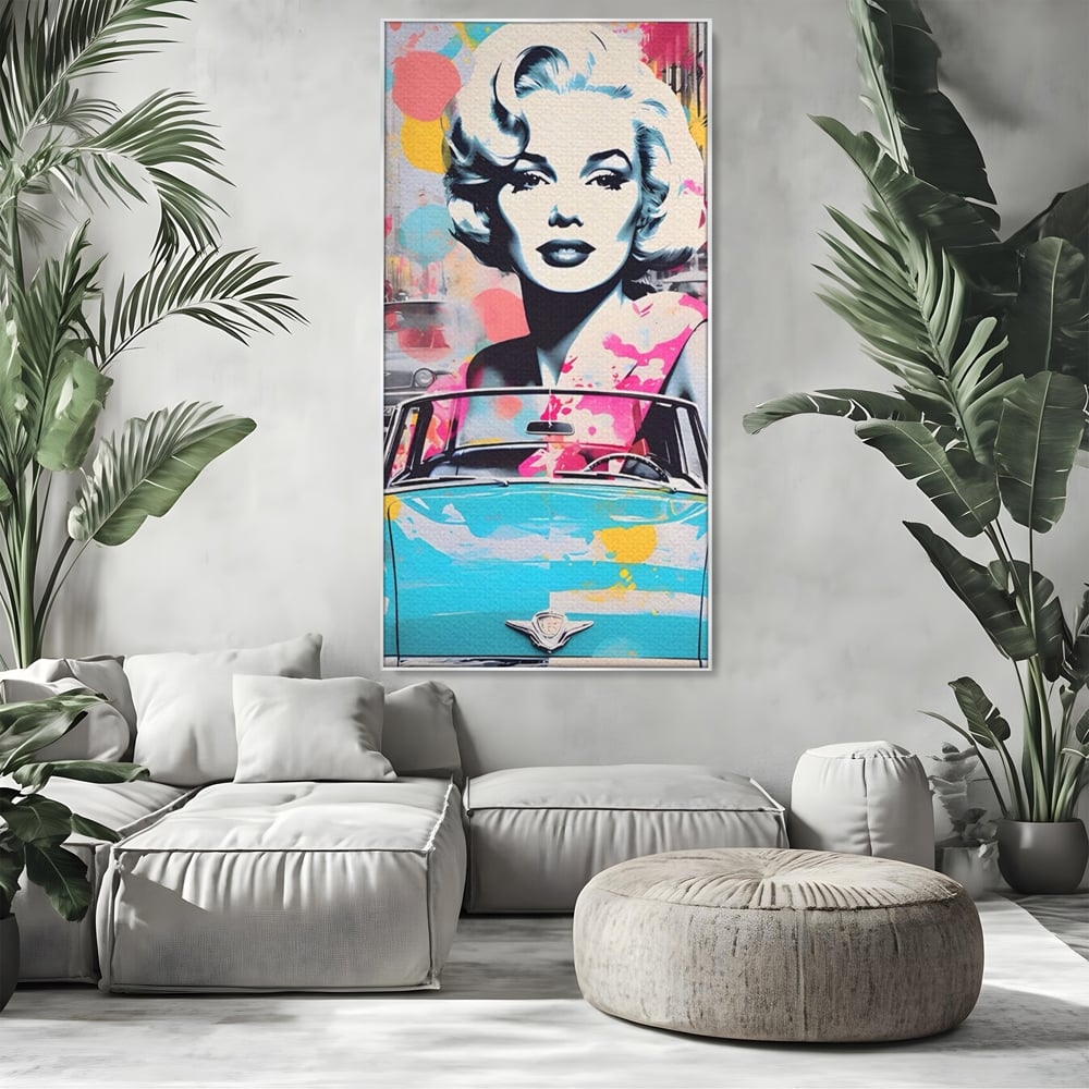 Tablou canvas cu tablou canvas cu marilyn monroe si masina, in rama de aluminiu argintiu, pe perete intr-un living