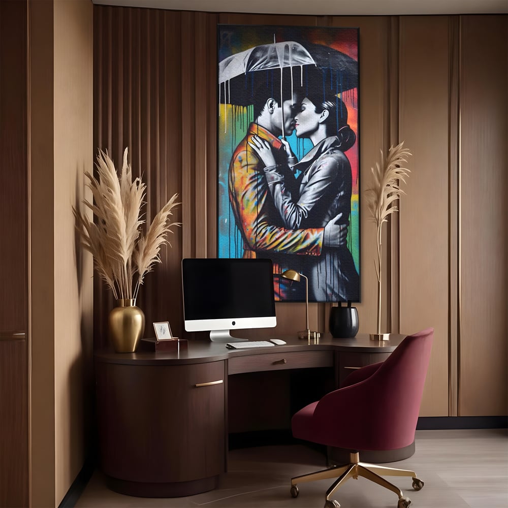 Tablou canvas cu tablou cuplu sub umbrela, in rama de aluminiu negru, pe perete intr-un birou