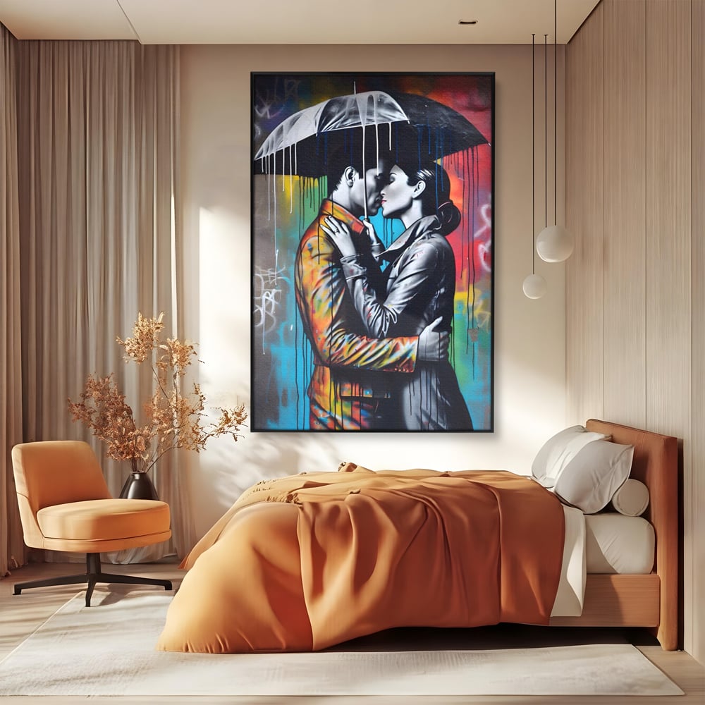 Tablou canvas cu tablou cuplu sub umbrela, in rama de aluminiu negru, pe perete intr-un dormitor