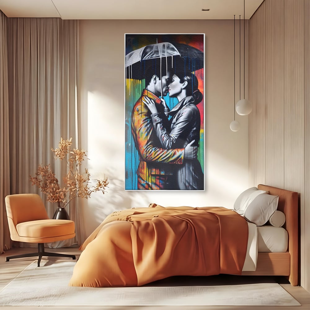Tablou canvas cu tablou cuplu sub umbrela, in rama de aluminiu argintiu, pe perete intr-un dormitor