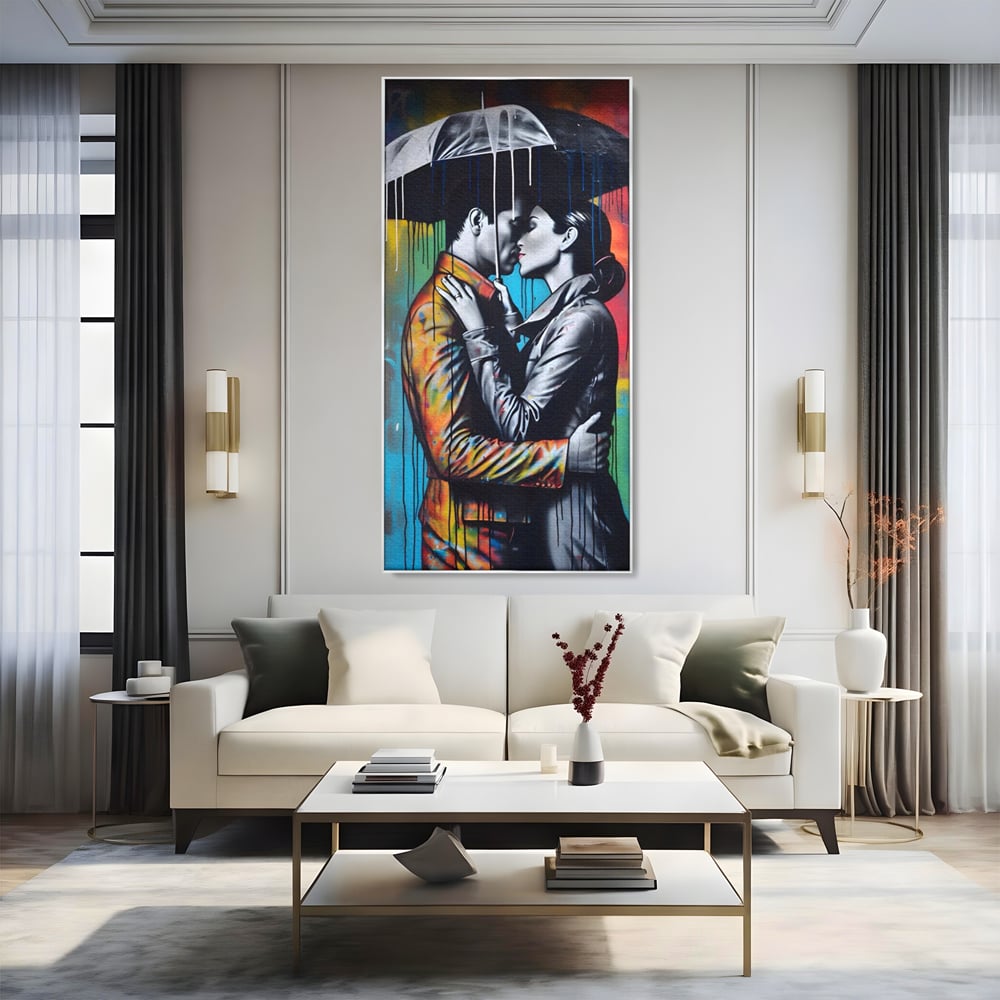 Tablou canvas cu tablou cuplu sub umbrela, in rama de aluminiu argintiu, pe perete intr-un living
