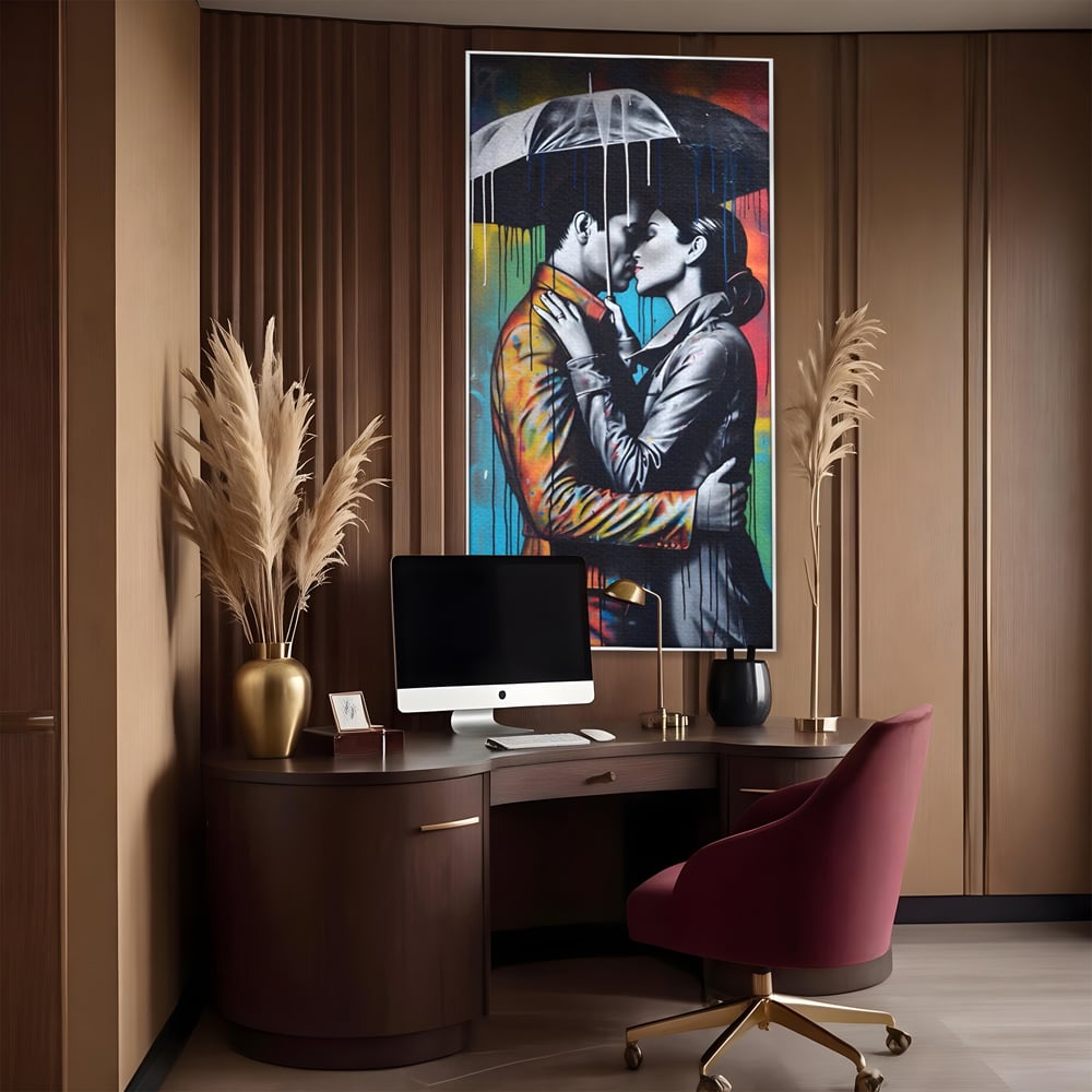 Tablou canvas cu tablou cuplu sub umbrela, in rama de aluminiu argintiu, pe perete intr-un birou