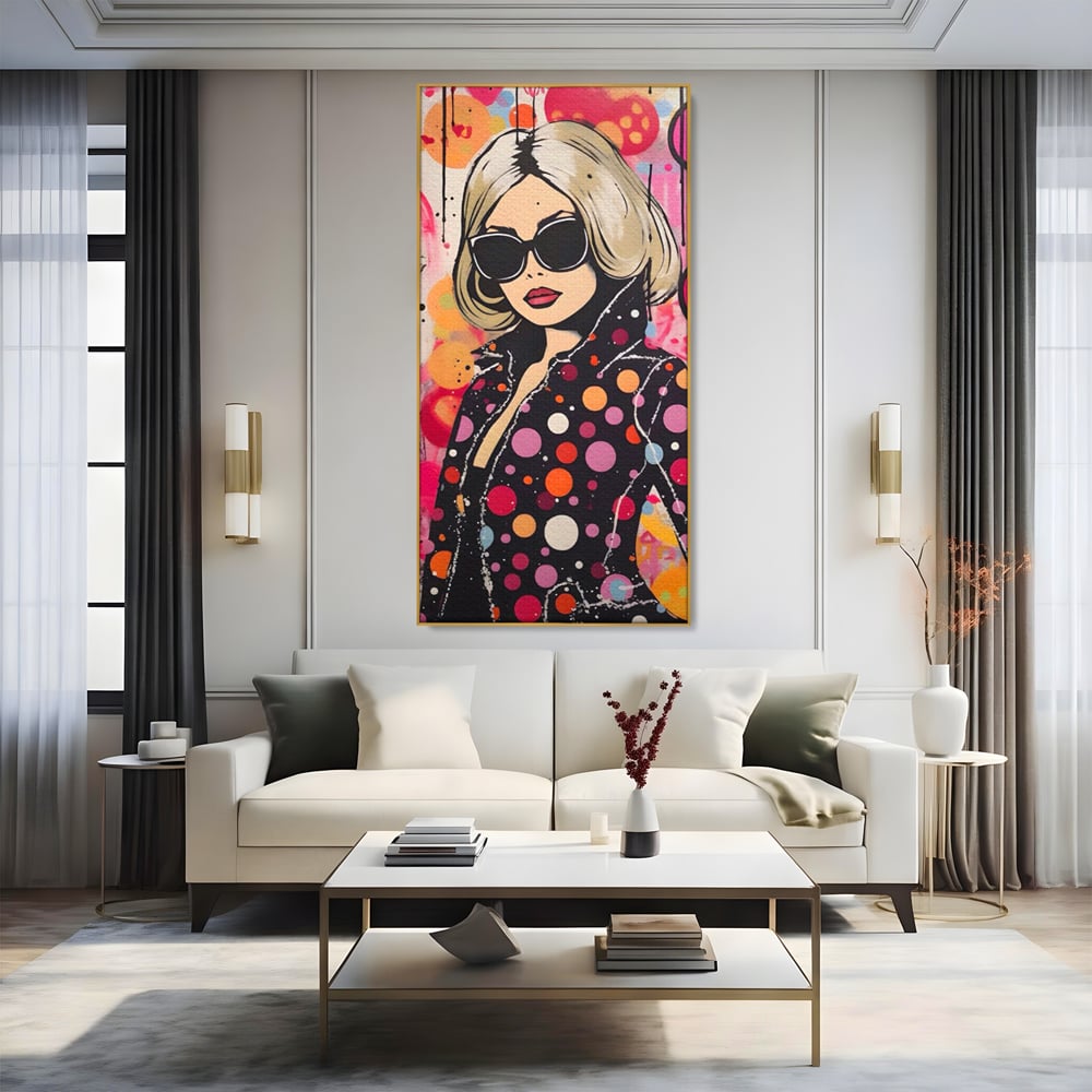 Tablou canvas cu tablou canvas cu portret pop art, in rama de aluminiu auriu, pe perete intr-un living