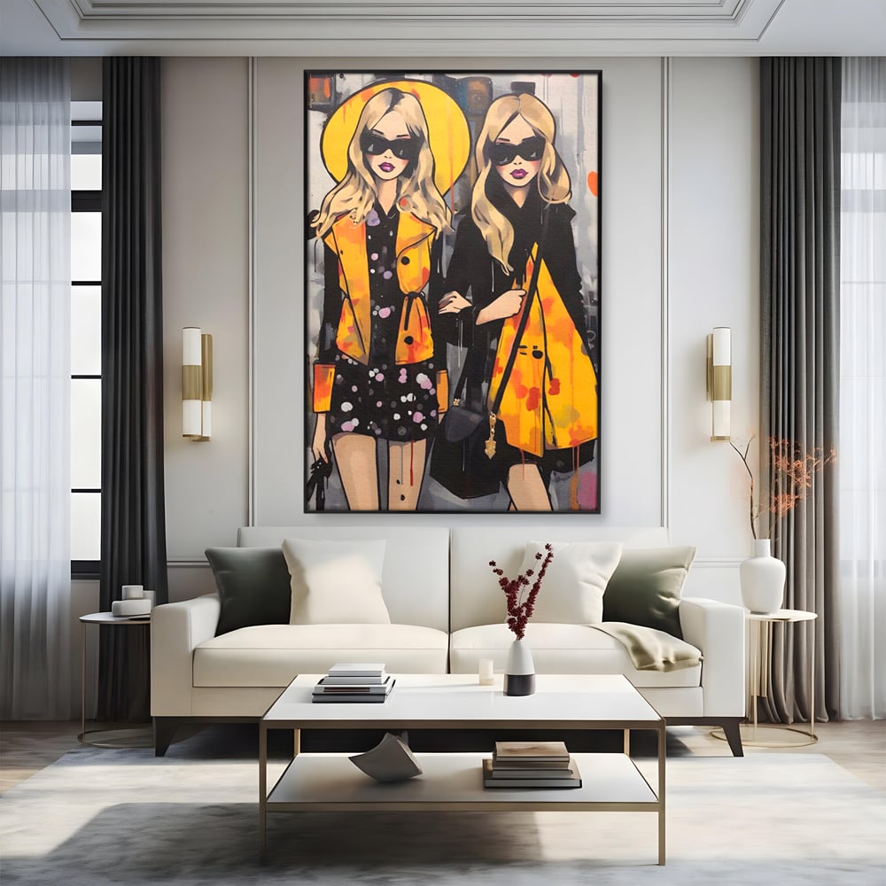 Tablou canvas cu ilustratie cu doua femei fashion, in rama de aluminiu negru, pe perete intr-un living