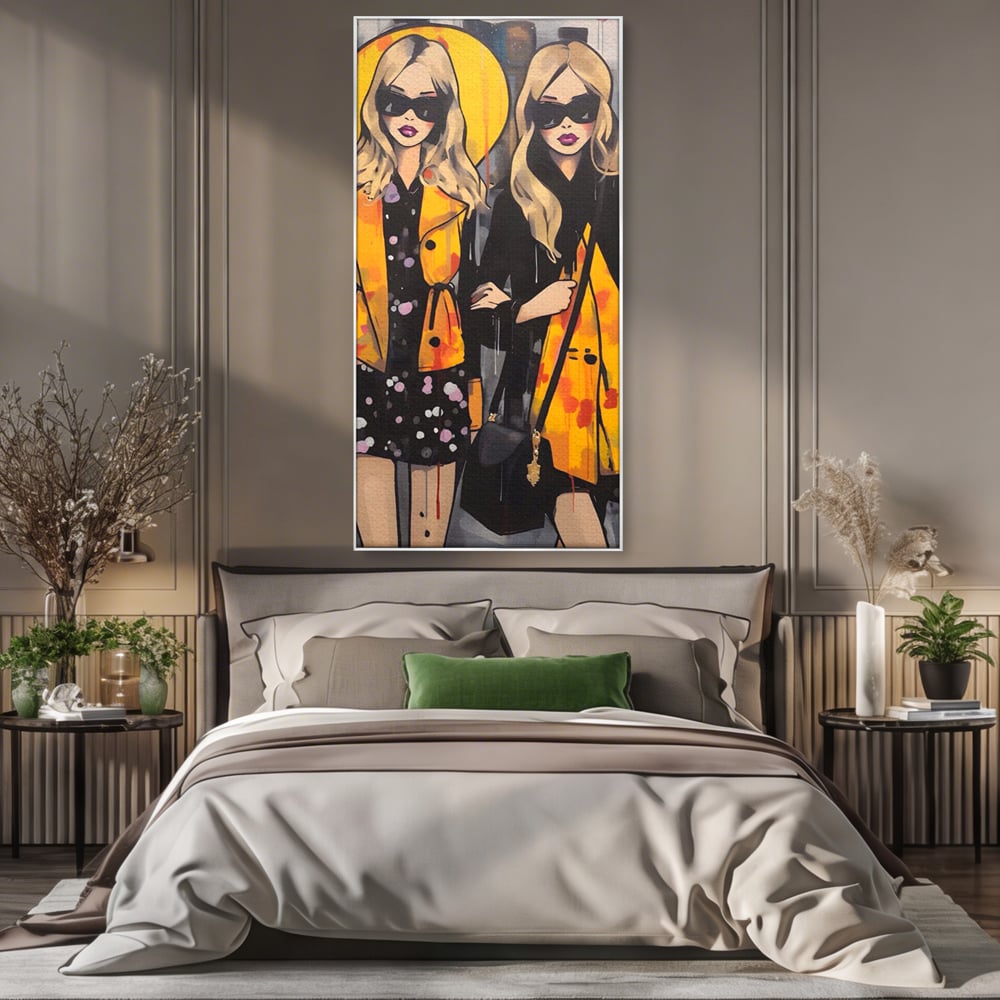 Tablou canvas cu ilustratie cu doua femei fashion, in rama de aluminiu argintiu, pe perete intr-un dormitor