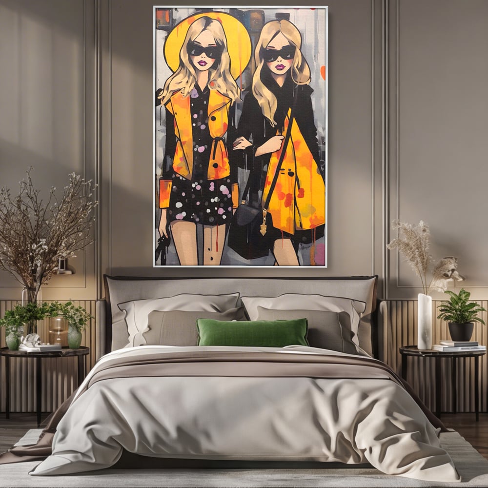Tablou canvas cu ilustratie cu doua femei fashion, in rama de aluminiu argintiu, pe perete intr-un dormitor