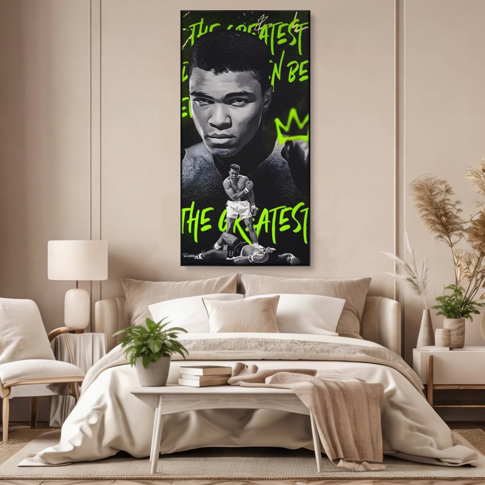 Tablou canvas cu tablou canvas cu portretul lui muhammad ali, in rama de aluminiu negru, pe perete intr-un dormitor