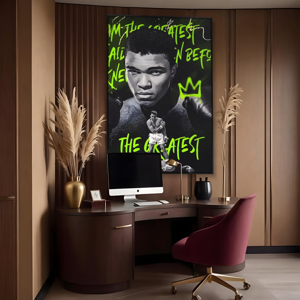 Tablou canvas cu tablou canvas cu portretul lui muhammad ali, in rama de aluminiu negru, pe perete intr-un birou