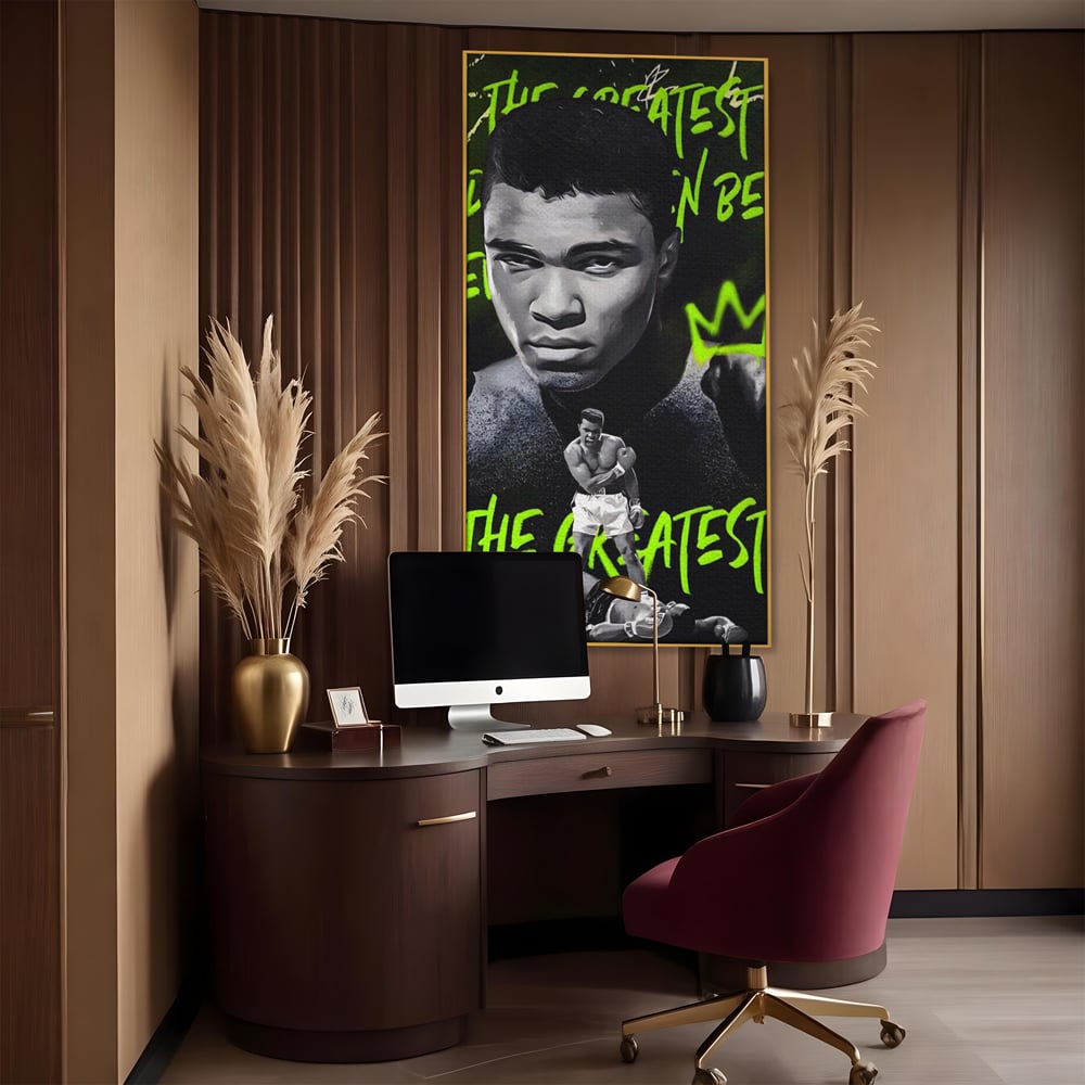 Tablou canvas cu tablou canvas cu portretul lui muhammad ali, in rama de aluminiu auriu, pe perete intr-un birou