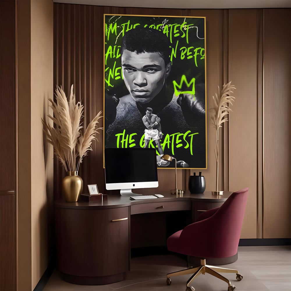 Tablou canvas cu tablou canvas cu portretul lui muhammad ali, in rama de aluminiu auriu, pe perete intr-un birou