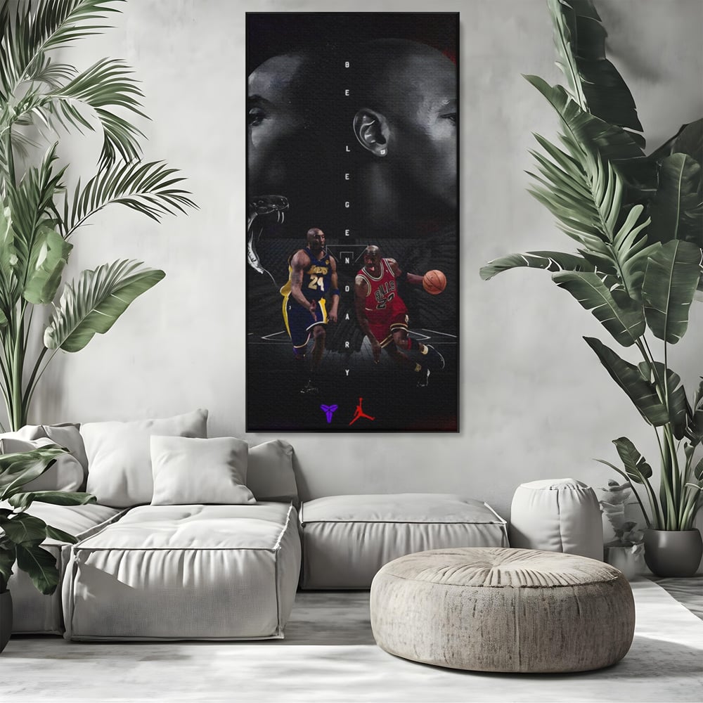 Tablou canvas cu tablou canvas cu michael jordan si kobe bryant, in rama de aluminiu negru, pe perete intr-un living