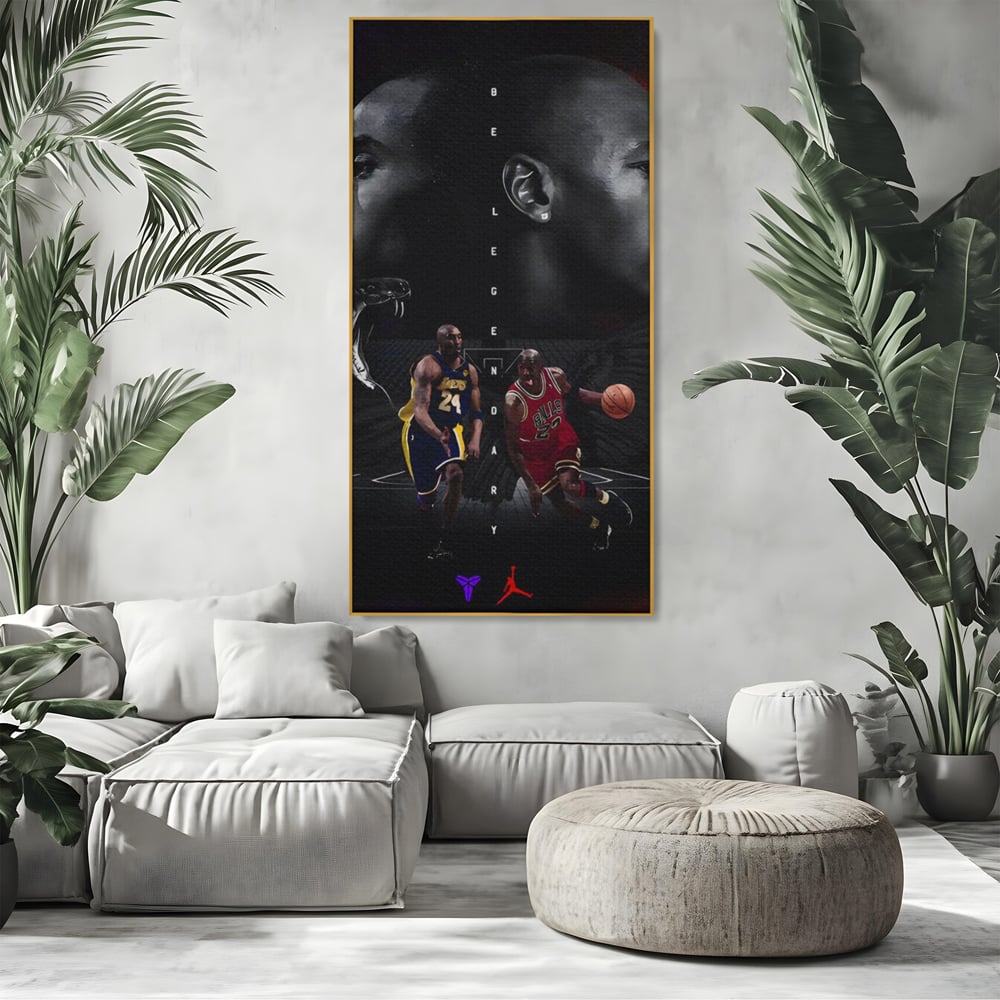 Tablou canvas cu tablou canvas cu michael jordan si kobe bryant, in rama de aluminiu auriu, pe perete intr-un living