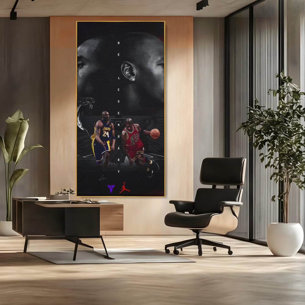 Tablou canvas cu tablou canvas cu michael jordan si kobe bryant, in rama de aluminiu auriu, pe perete intr-un birou