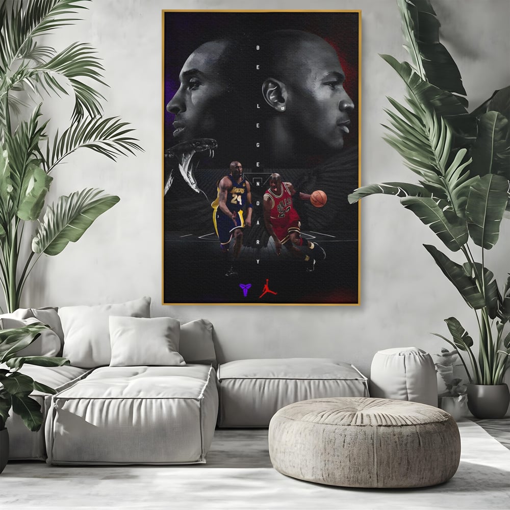 Tablou canvas cu tablou canvas cu michael jordan si kobe bryant, in rama de aluminiu auriu, pe perete intr-un living