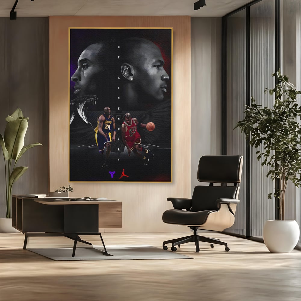 Tablou canvas cu tablou canvas cu michael jordan si kobe bryant, in rama de aluminiu auriu, pe perete intr-un birou