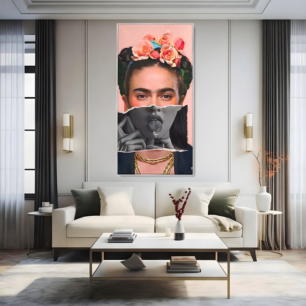 Tablou canvas cu tablou canvas cu portret collage, in rama de aluminiu argintiu, pe perete intr-un living