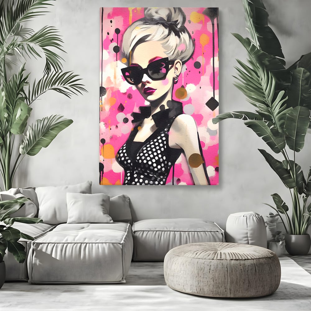 Tablou canvas cu tablou canvas cu femeie stilizata, fara rama, pe sasiu de lemn, pe perete intr-un living