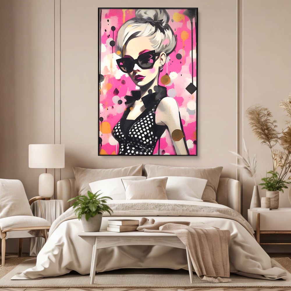 Tablou canvas cu tablou canvas cu femeie stilizata, in rama de aluminiu negru, pe perete intr-un dormitor
