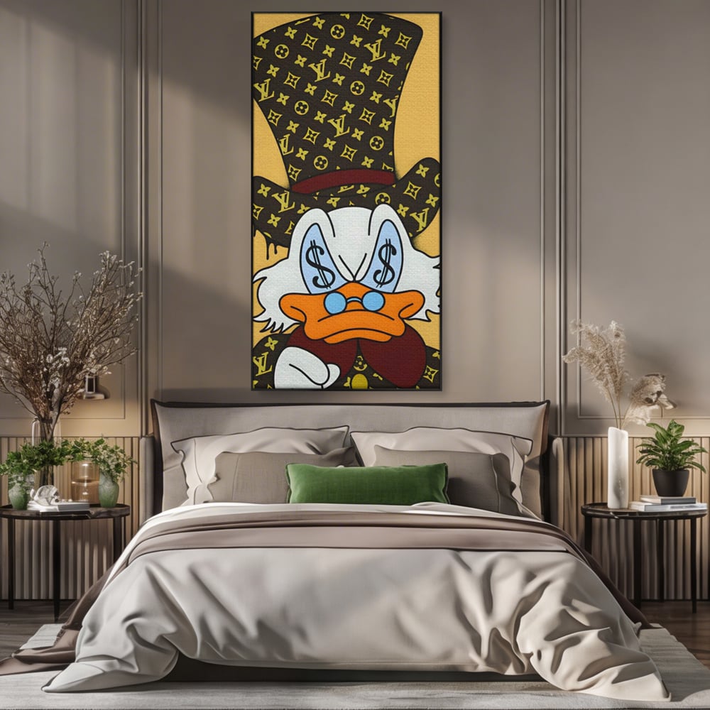 Tablou canvas cu tablou canvas cu rata si semne de dolar, in rama de aluminiu negru, pe perete intr-un dormitor