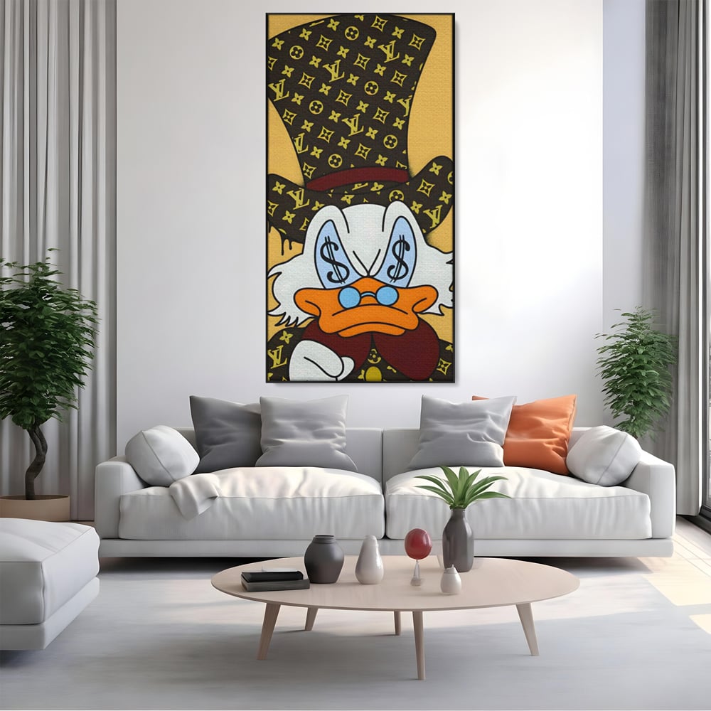 Tablou canvas cu tablou canvas cu rata si semne de dolar, in rama de aluminiu negru, pe perete intr-un living