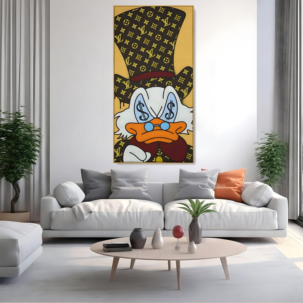 Tablou canvas cu tablou canvas cu rata si semne de dolar, in rama de aluminiu auriu, pe perete intr-un living