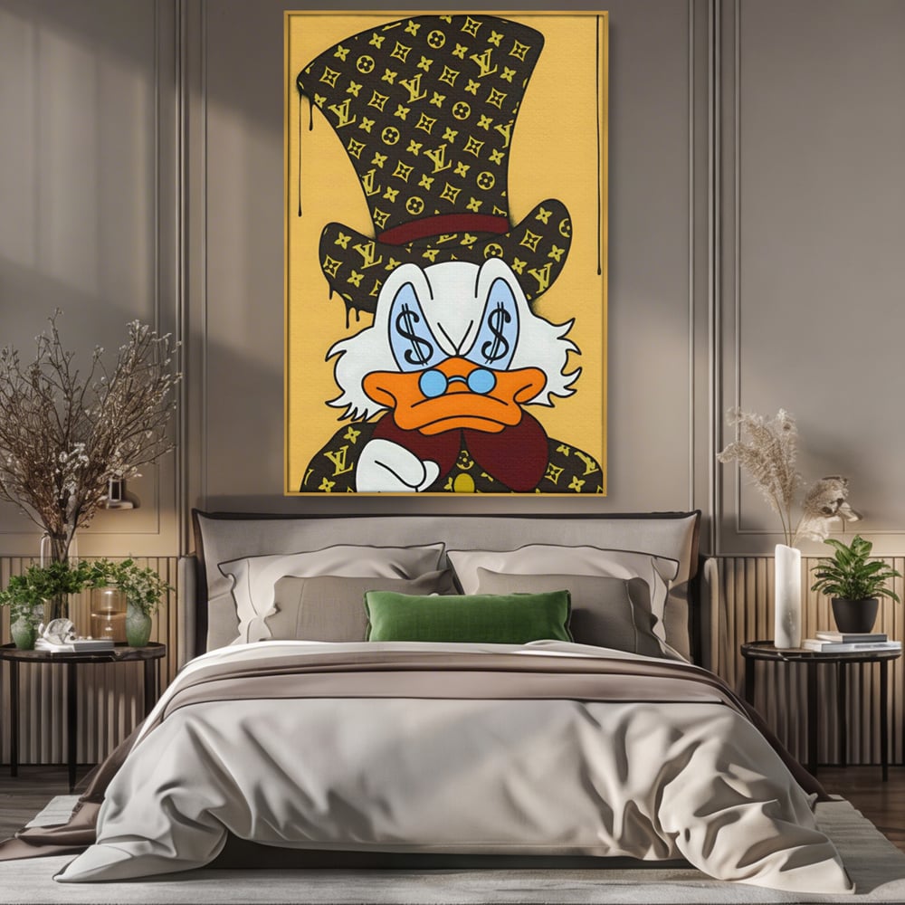 Tablou canvas cu tablou canvas cu rata si semne de dolar, in rama de aluminiu auriu, pe perete intr-un dormitor