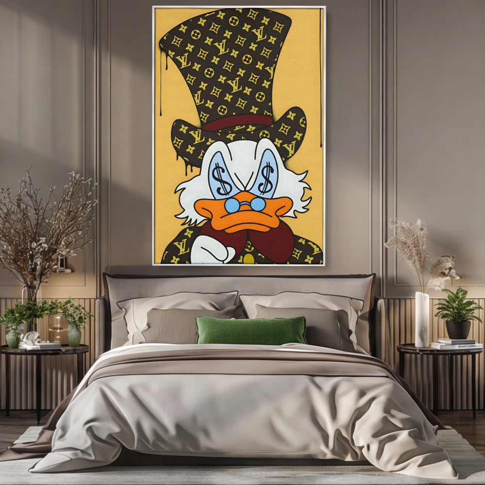 Tablou canvas cu tablou canvas cu rata si semne de dolar, in rama de aluminiu argintiu, pe perete intr-un dormitor