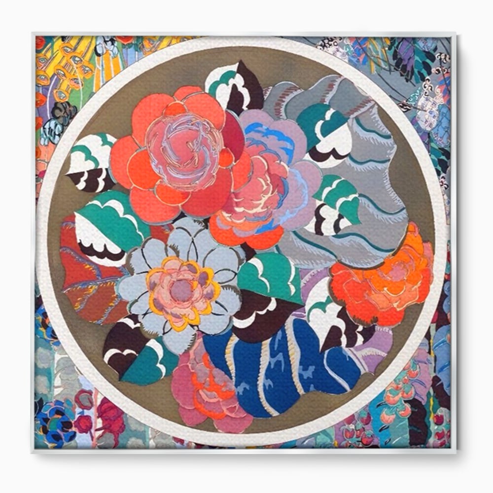 Tablou canvas cu tablou patrat cu flori colorate in cerc, in rama de aluminiu argintiu