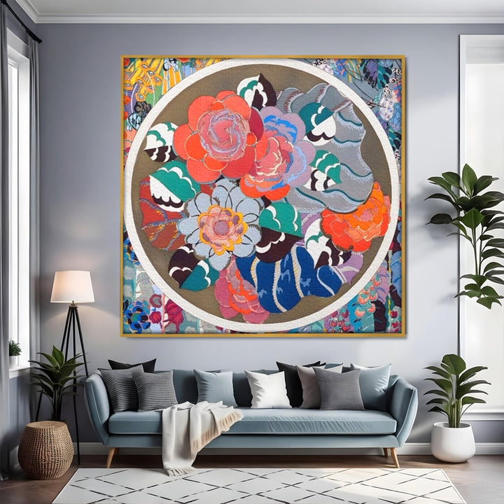 Tablou canvas cu tablou patrat cu flori colorate in cerc, in rama de aluminiu auriu, pe perete intr-un living
