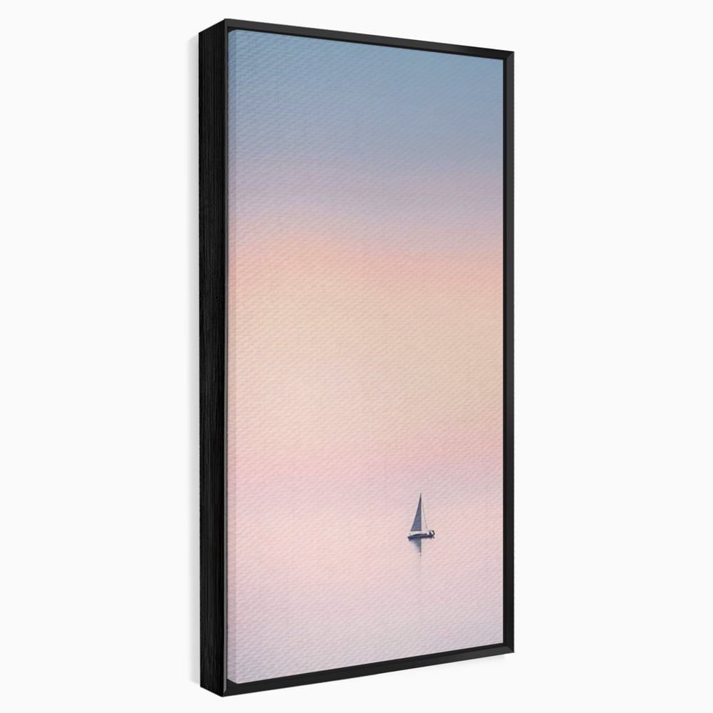 Tablou canvas cu tablou canvas cu barca cu vele pe apa, in rama de aluminiu negru