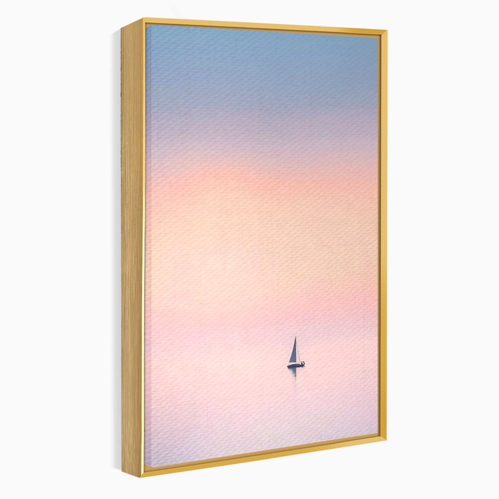 Tablou canvas cu tablou canvas cu barca cu vele pe apa, in rama de aluminiu auriu
