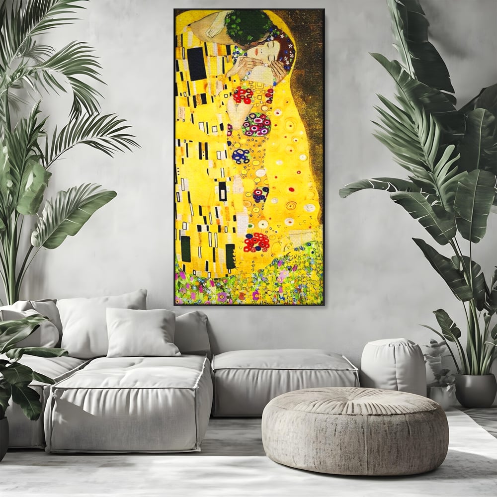 Tablou canvas cu reproducere pictura celebrul sarut klimt, in rama de aluminiu negru, pe perete intr-un living