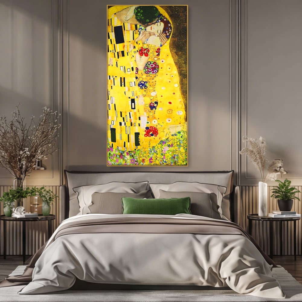 Tablou canvas cu reproducere pictura celebrul sarut klimt, in rama de aluminiu auriu, pe perete intr-un dormitor
