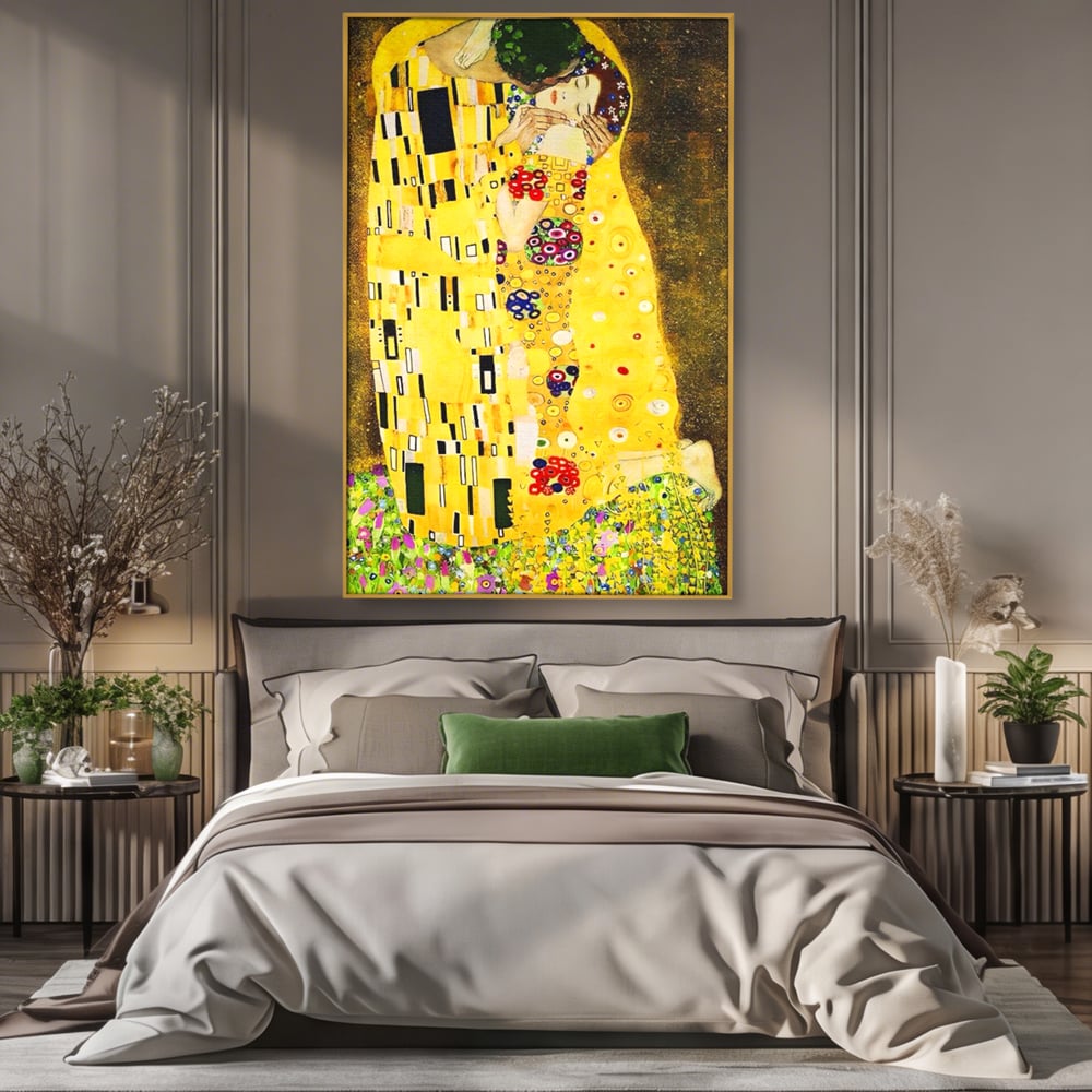 Tablou canvas cu reproducere pictura celebrul sarut klimt, in rama de aluminiu auriu, pe perete intr-un dormitor