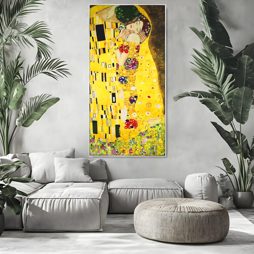 Tablou canvas cu reproducere pictura celebrul sarut klimt, in rama de aluminiu argintiu, pe perete intr-un living