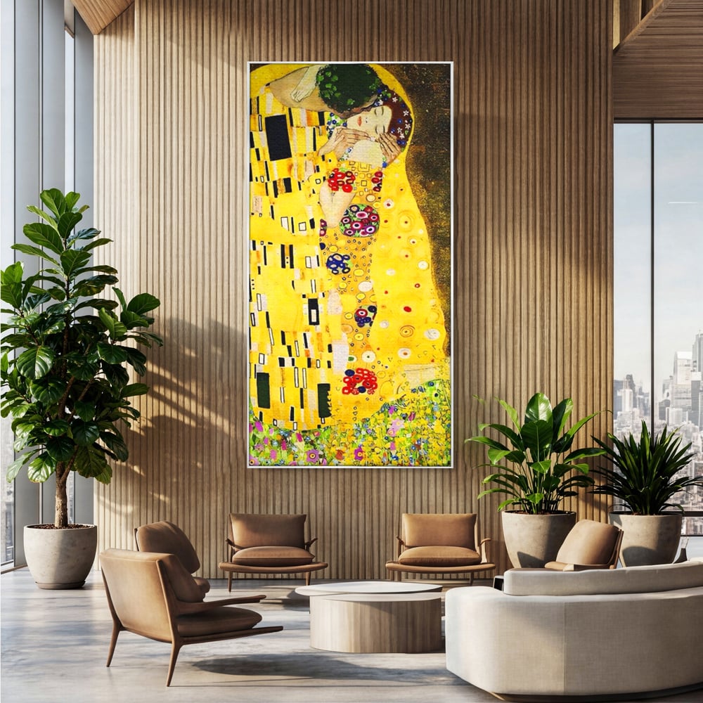 Tablou canvas cu reproducere pictura celebrul sarut klimt, in rama de aluminiu argintiu, pe perete intr-un birou